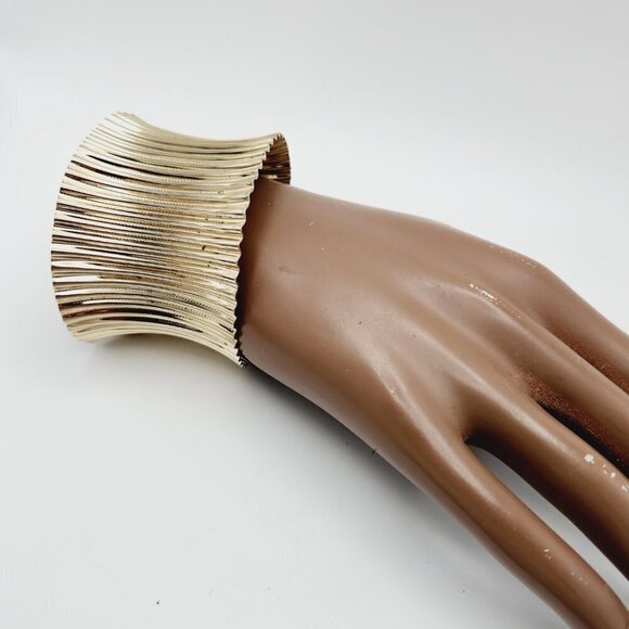 Vintage Park Lane 70's Ruffled Fluted Wide Gold Tone Cuff Bracelet - Picture 6 of 6